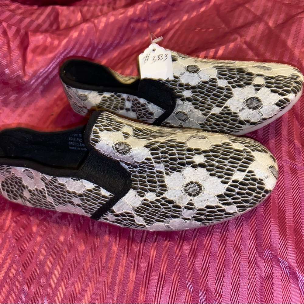 Elegant Black and White Lace Slip-On Shoes size 8